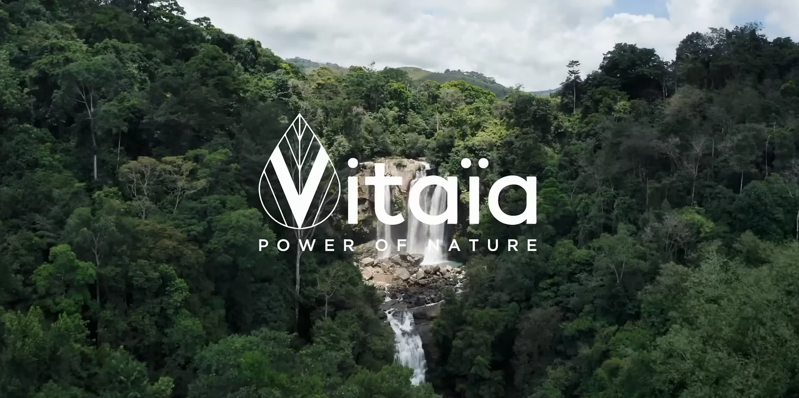 Visuel de marque Vitaia dans un paysage naturel